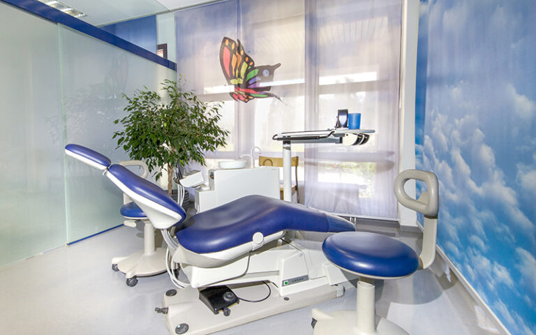 Moderner Behandlungsstuhl in hellem, freundlich gestaltetem Raum der Kieferorthopädie.