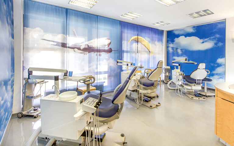 Mehrere moderne Behandlungsstühle in einem hellen, großzügigen Raum der Kieferspezialisten.