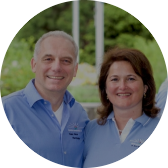 Die Inhaber Dr. Britta Barmé und Hans Peter Herrmann lächeln gemeinsam in die Kamera.